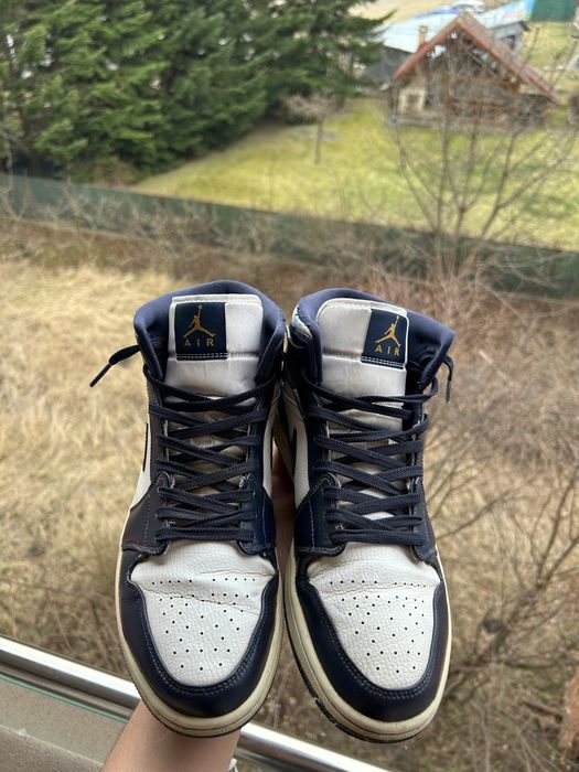 Jordan 1 mid Obsidian 44