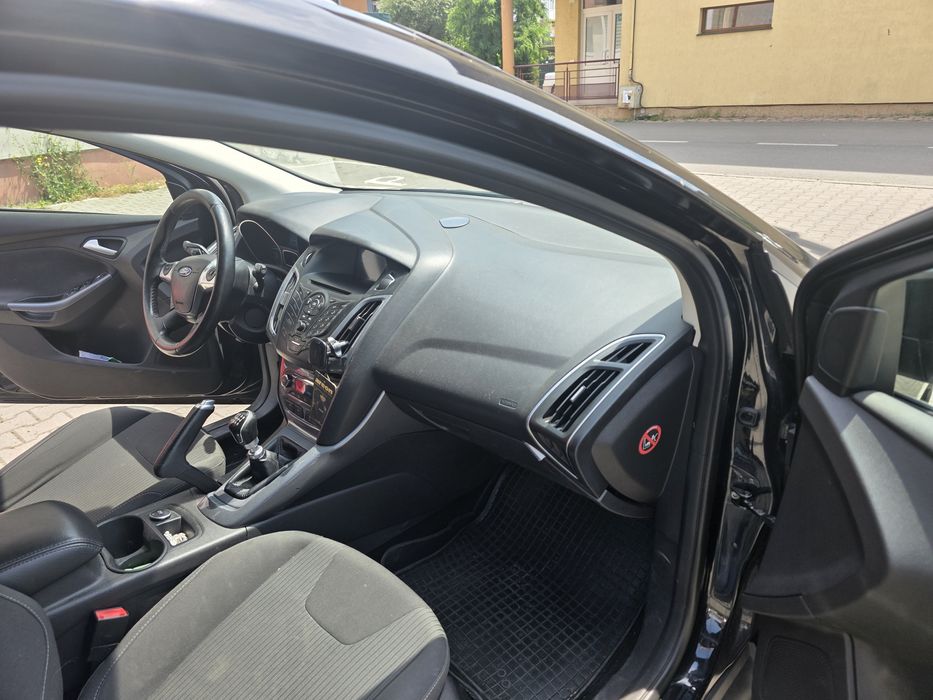 Vând   Ford  Focus  An 2013  în stare bună de funcționare.  Nu necesita nimic schimbata. Totul este schimbata