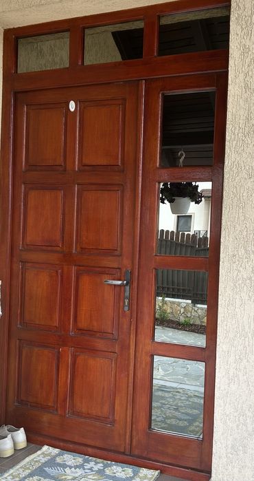 Ușă de intrare din stejar masiv, cu parte laterală și superioară vitrate, fara toc