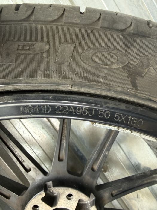 Диски с летними шинами Pirelli.