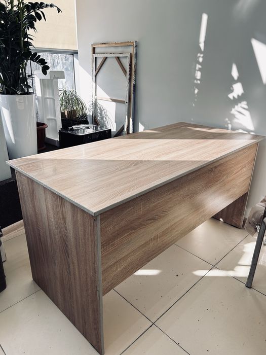 Срочно продам 2 стола офисных