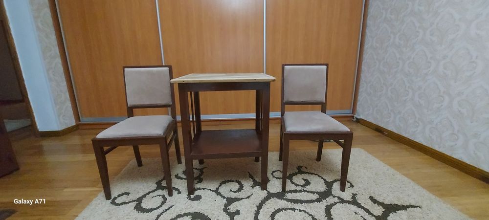 Высокий стол с двумя стульями