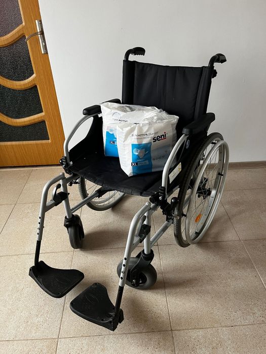 Cărucior cu rotile/fotoliu rulant pentru persoane cu handicap