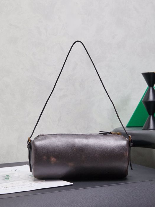 Чанта на марката миу миу