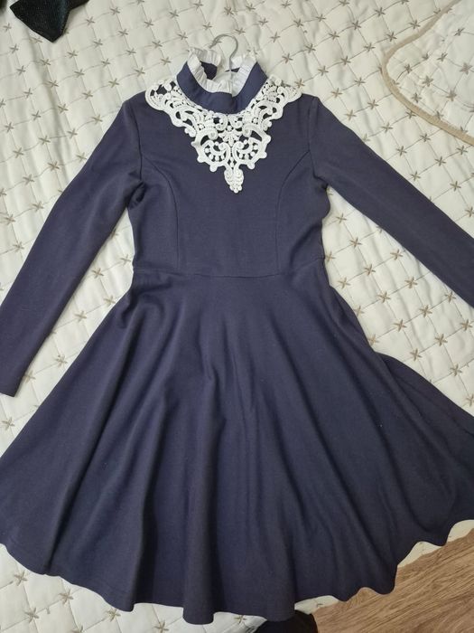 Продам девочковое платье форму школьную на возраст8-10 лет