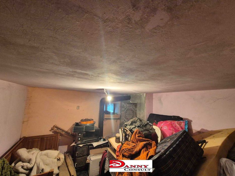 Къща с двор и гараж в гр. Павликени