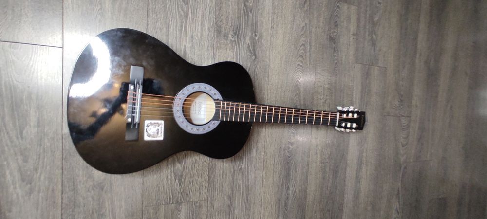 Продается гитара акустика.  Бренд: Davinci