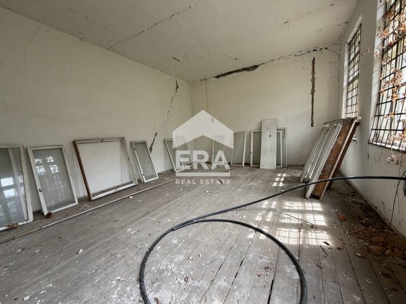 Поземлен имот със сграда в гр.Троян