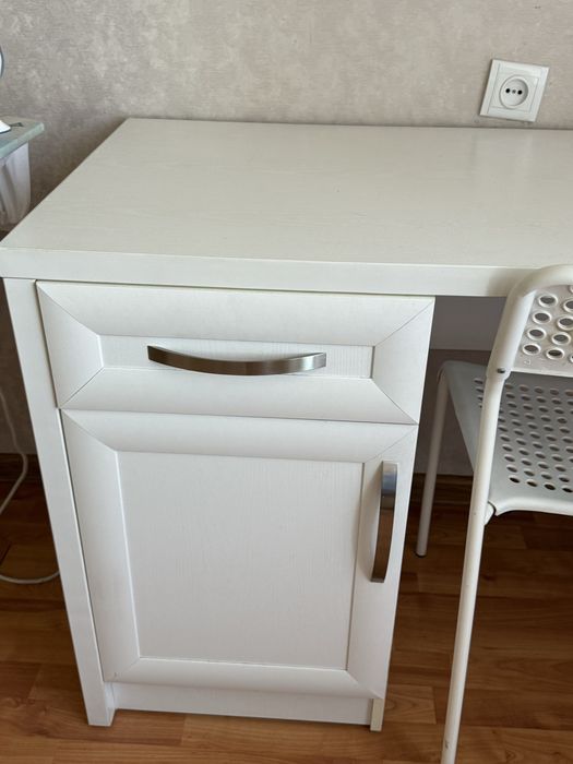 Продам школьная парта со встроенной полкой