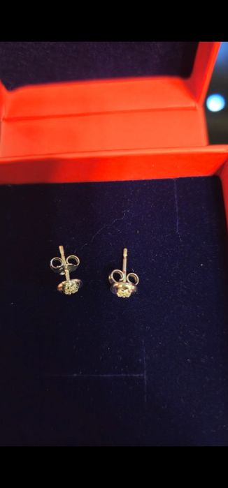 Гвоздики с бриллиантом за 35 000