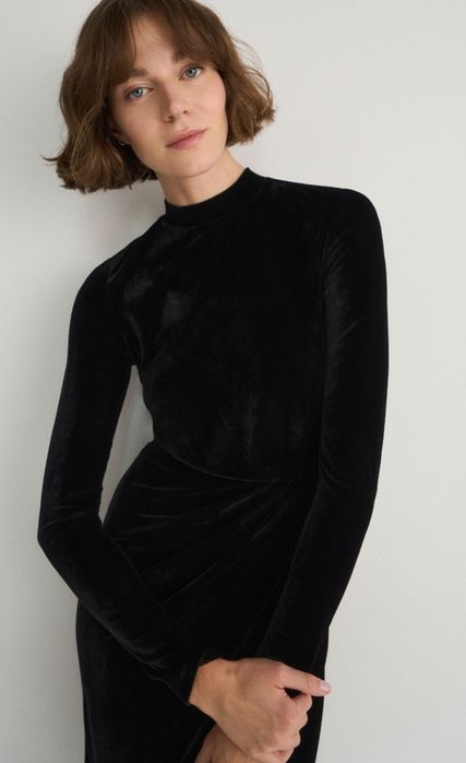 Кадифена мини рокля.