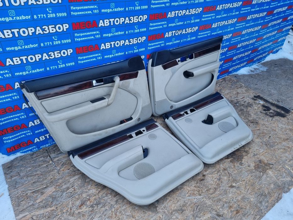 Дверные карты на Audi 100.