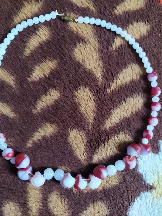 Продам женские бусы.