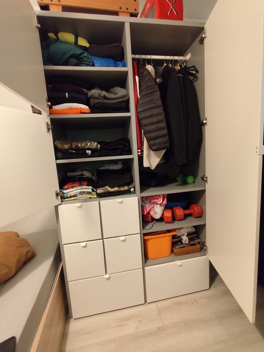 Dulap haine cu rafturi și bara de umerase