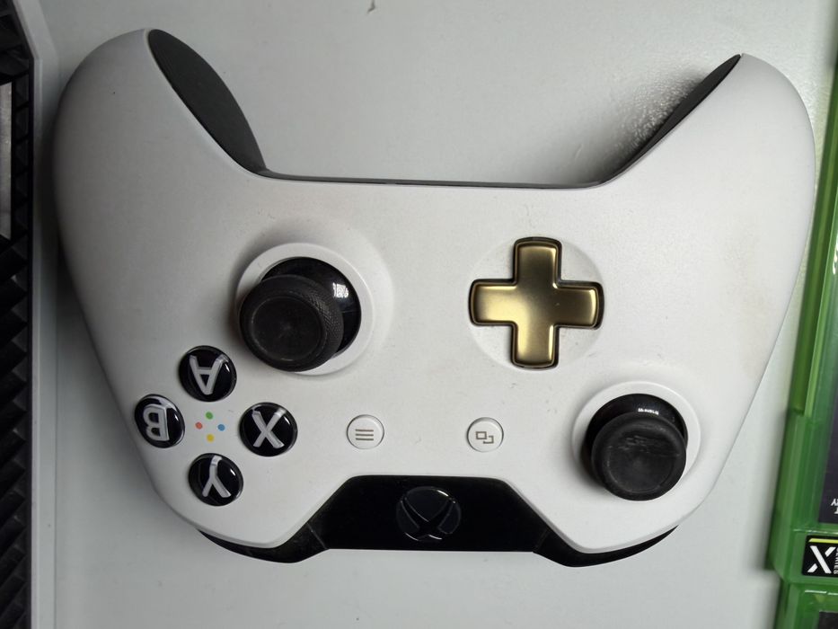 Vând Xbox One - UK Edition + 2 Controlere + 6 Jocuri Incluse | Stare Impecabilă