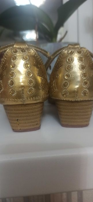 Продам босоножки