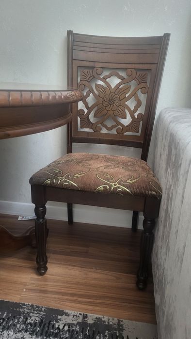 Продам стол со стульями.