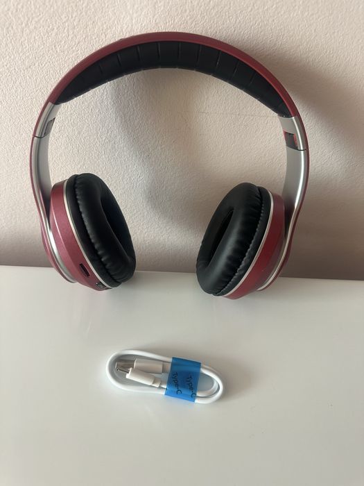 Casti cu leduri la ascultare