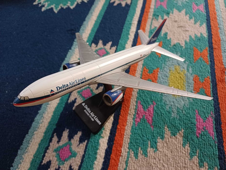 macheta avion jucarie