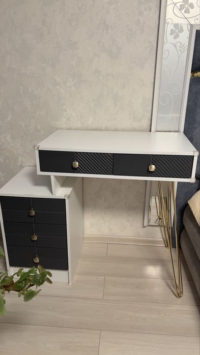 Продается туалетный стол и 2 тумбочки