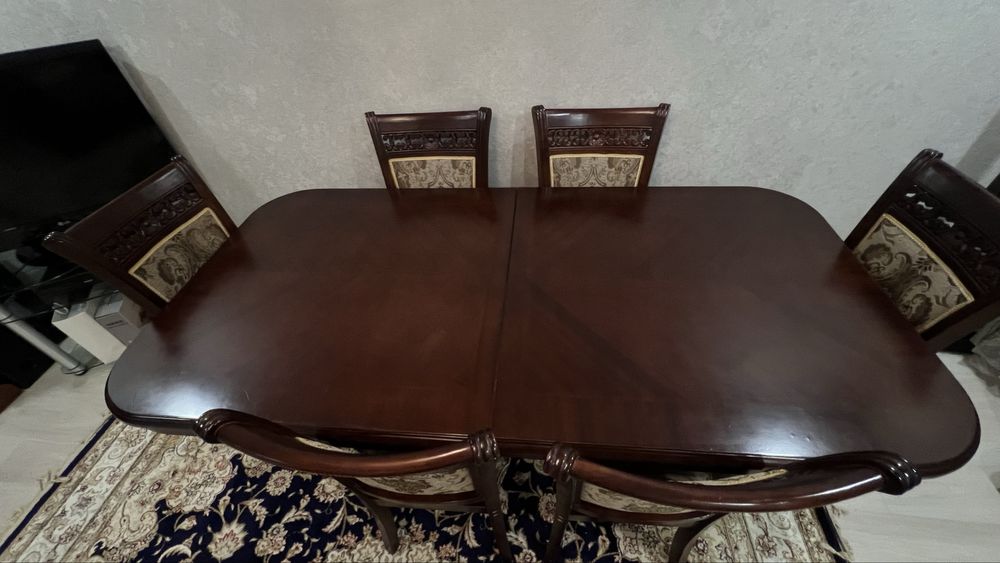 Стол, стулья для гостей