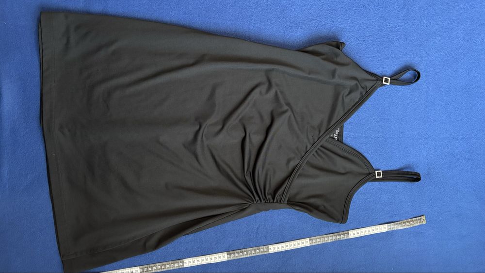 Рокля Guess, “малка черна рокля”