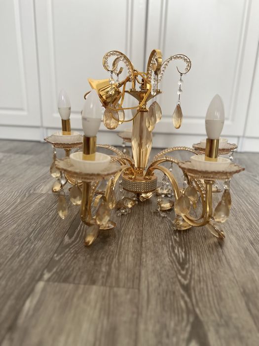 Люстра  для  гастиной комнате  ,