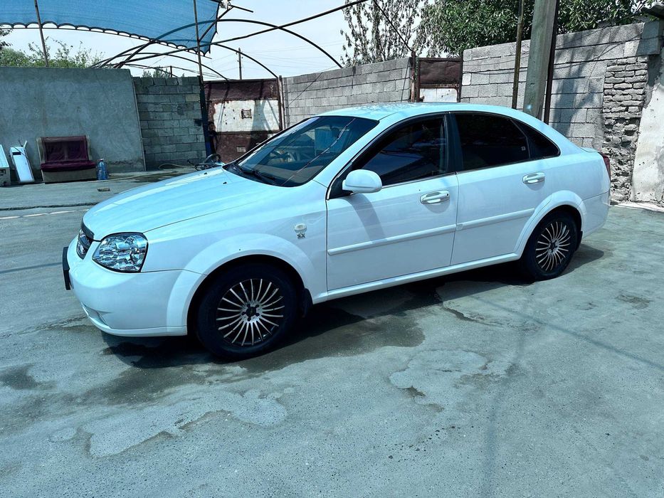 Ласетти 1.8 сотилади