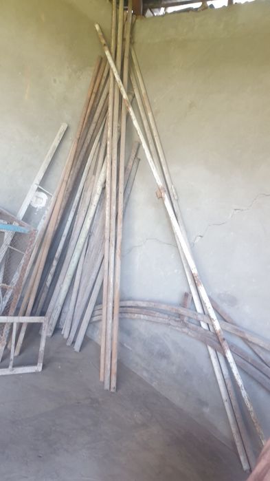 Трубалар, швеллер, арматуралар сотилади.