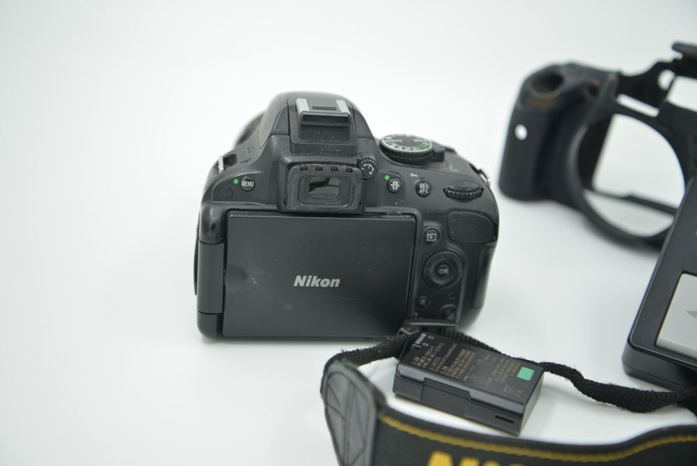 Nikon D5100 si obiectiv kit 18-55 Aparat Foto cu accesorii Camera se vinde alaturi de inca o baterie En-El 14  lampa video