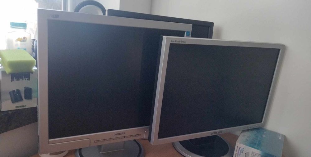 Продавам монитори Dell и Samsung 30 лв /бр LG Philips