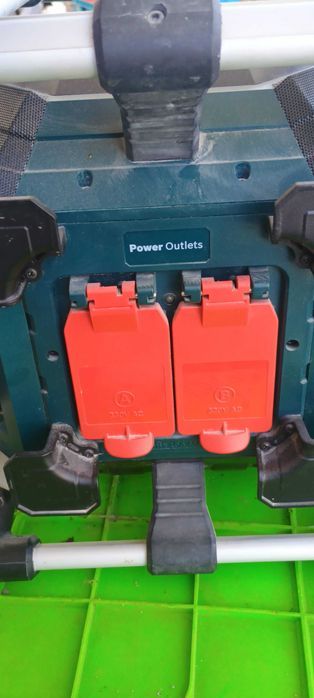 Продавам Bosch PowerBox – строително радио с контакти