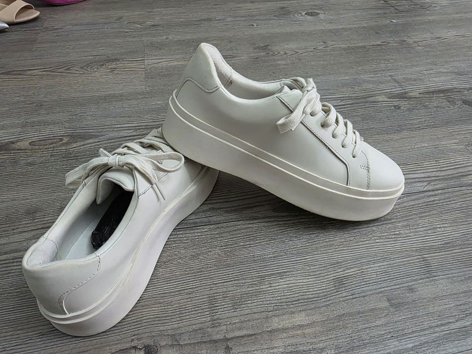 Zara,nr 41, merg 41-42, piele , minunatiiii,foarte usori si comozi,  i