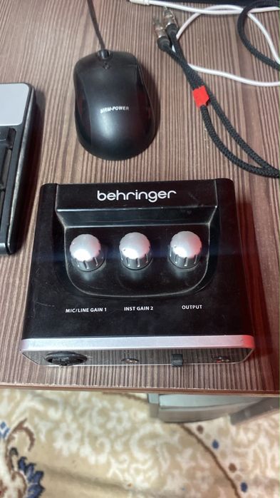і Behringer U-PHORIA UM2 аудиокарта