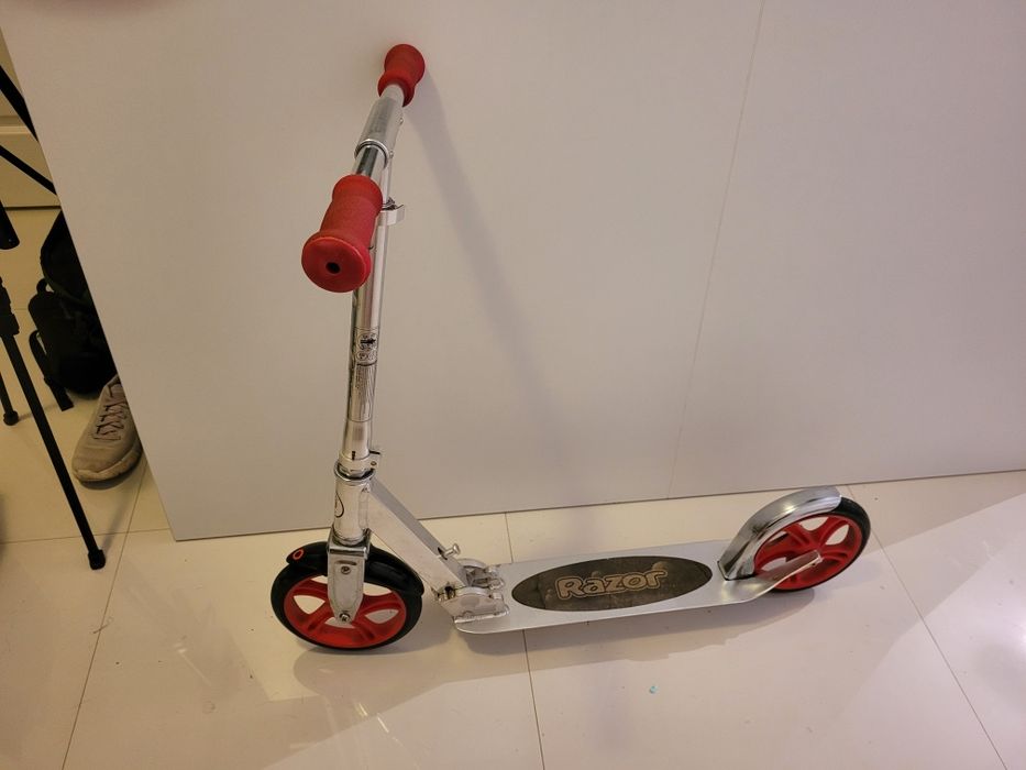 Trotineta Razor ajustabila varsta 8+ si max 100kg
