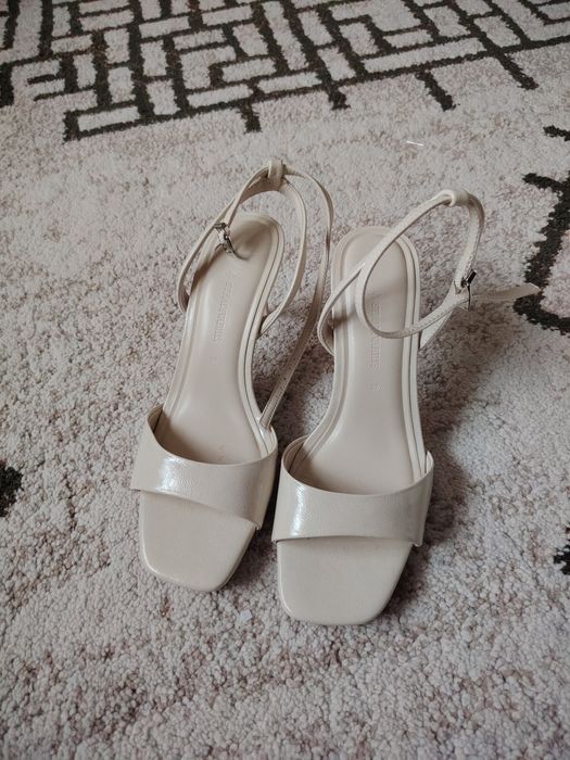 Sandale cu toc Stradivarius