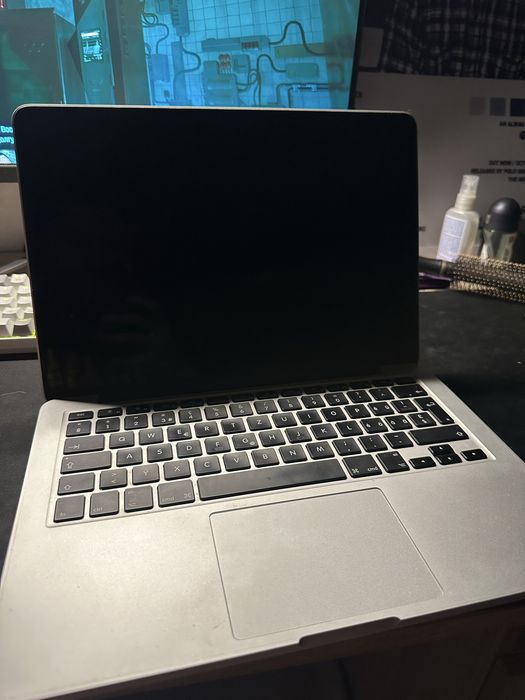 MacBook pro 13 (mid 14)