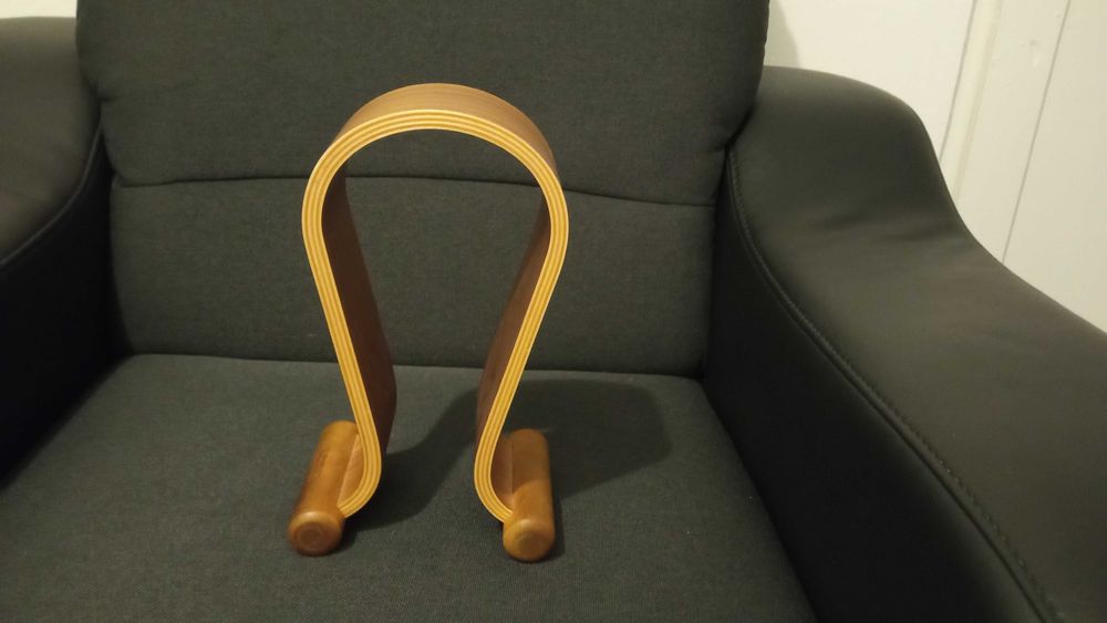 Suport stand casti din lemn de culoare inchisa