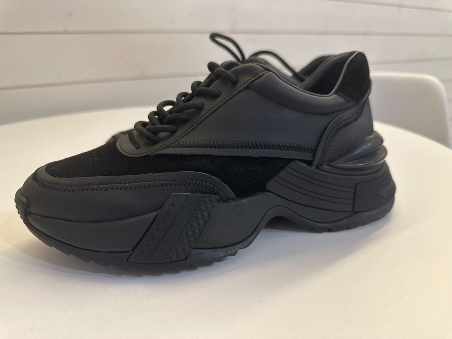 Кроссовки черные