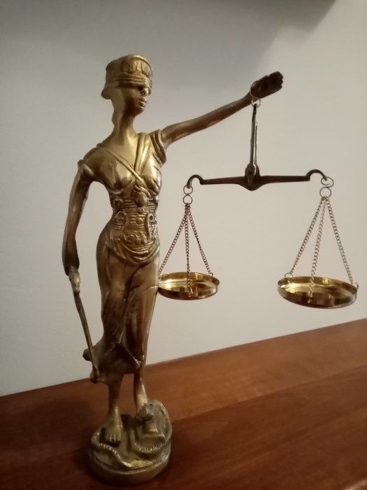 Sculptura din bronz masiv Justiția piesa cu o lucrătură de o foarte mare finețe, stare excelenta, h 24 cm