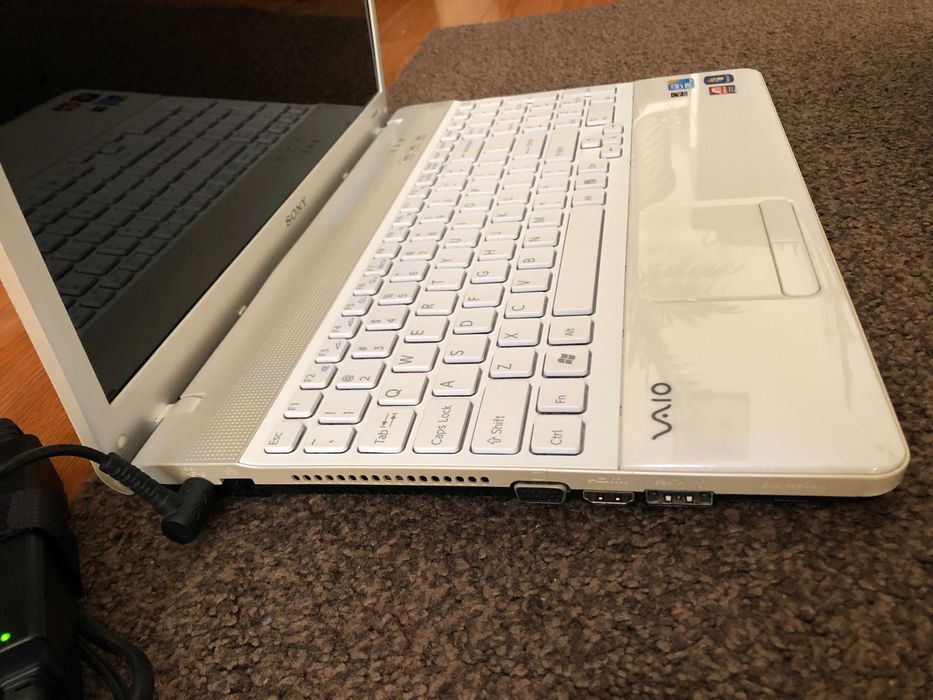 Laptop SONY Vaio i3 4gb VPCEB4M1E 71211M parțial defect 15.6