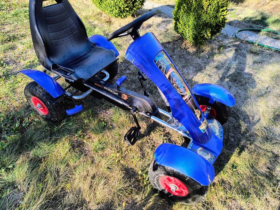 Детска кола с педали