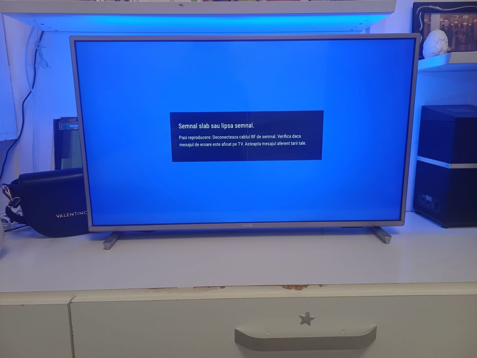Televizor smart Philips model 32PFS6906/12 cu lumini ambientale pe spate
