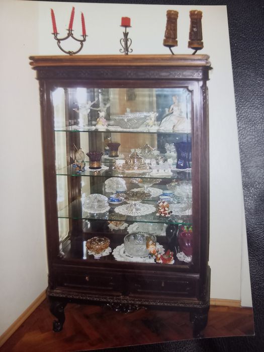 Mobilă sufragerie: masă cu 12 scaune,  o vitrina, două servante .