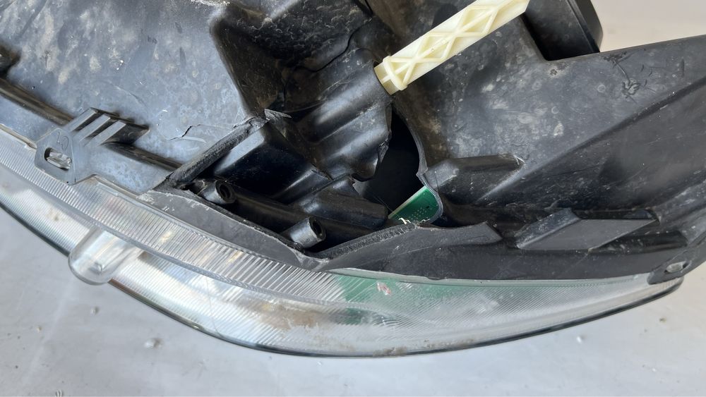 4 броя десен и 1 брой ляв фар Dacia Logan(17-20), Sandero(16-20)