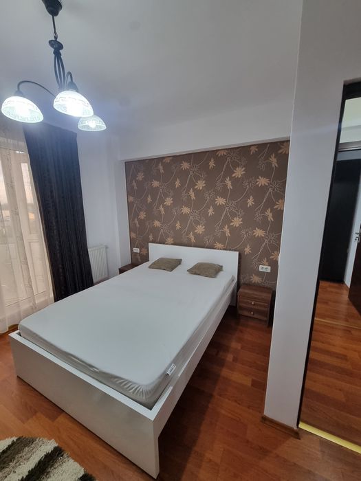 Ofer spre închiriere apartament cu 3 camere
