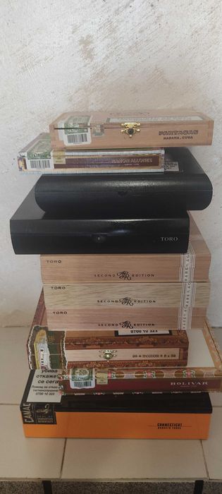 Различни дървени, метални кутии и етикети от пури