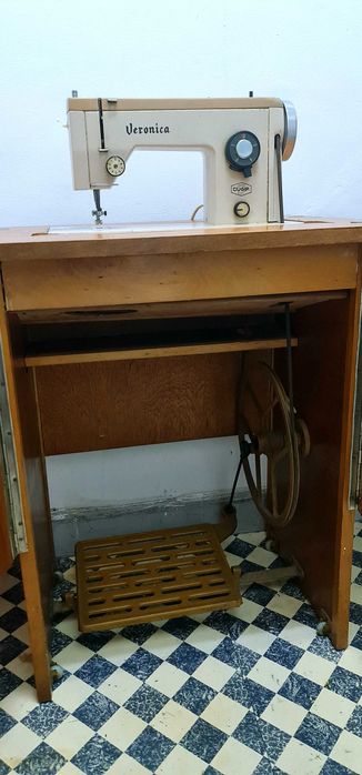Vand mașină de cusut veche veronica stare foarte bună negociabil