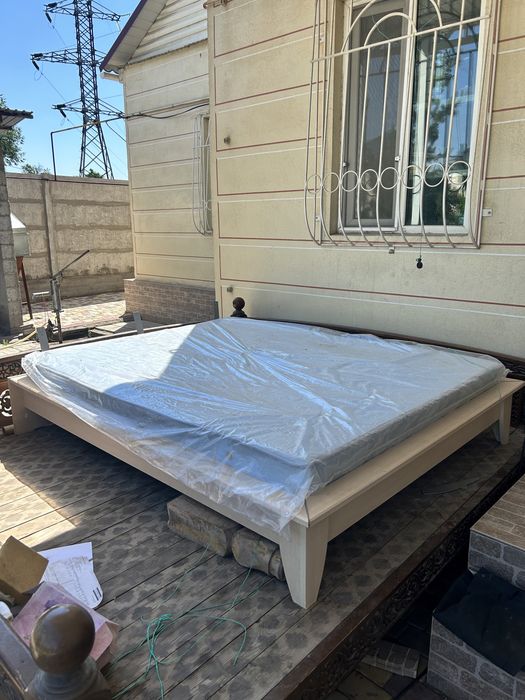Продается двуспальная кровать с матрасом
