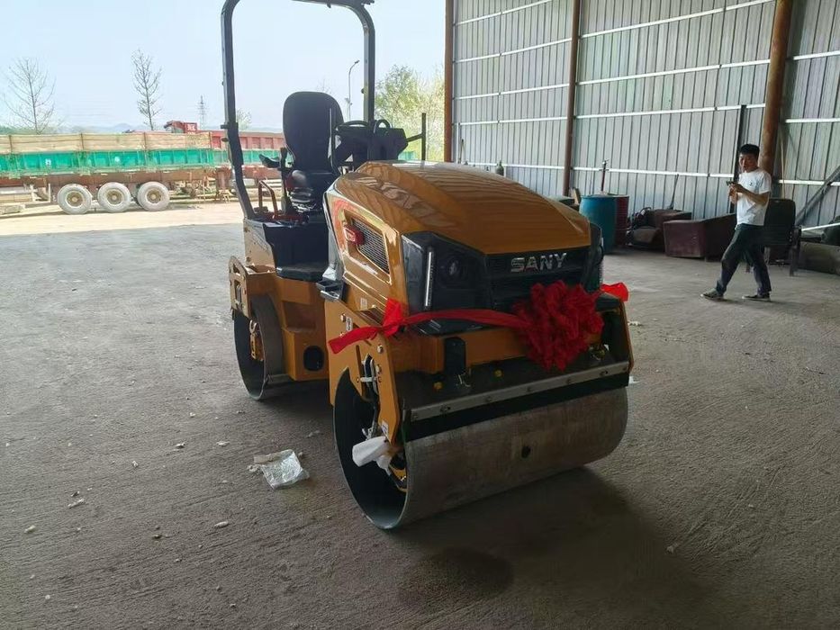 Продавам валяк Нов днигател Kubota марка Sany